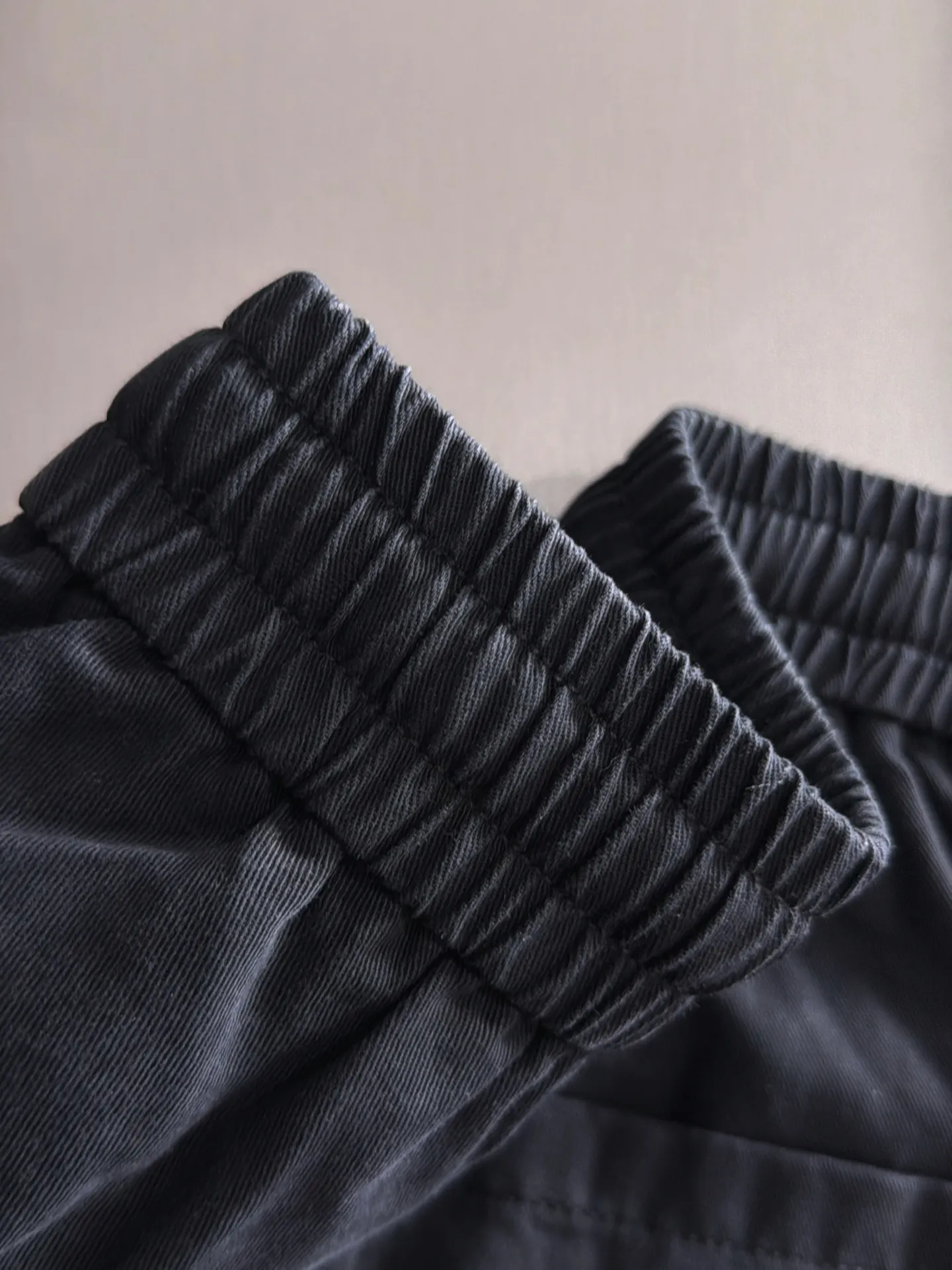 Burberry's 2026 spring and summer New Arrival elasticated casual shorts, made from counter-customized fabrics, Breathable, high comfort, impeccable details, brand element design concept, reflecting high quality. It feels delicate and soft! It presents a casual cut and the upper body shape is great! Sizes:S-2XL